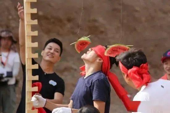 西瓜派对蒙眼吃瓜,西瓜派对欢乐无限